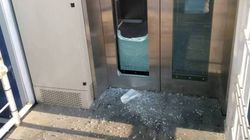Вандалы разбили стекла лифта надземного перехода возле Аламединского рынка <i>(фото)</i>