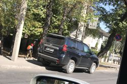 «Тойоту Ленд Крузер Прадо» припарковали прямо на остановке на Мосоквской