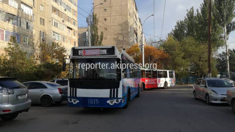 Бишкекчанин жалуется на то, что автомашины паркуют на разворотном кольце двух троллейбусов