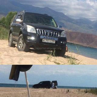 На пляж Иссык-Куля заехала машина и проехалась рядом с отдыхающими <i>(видео)</i>