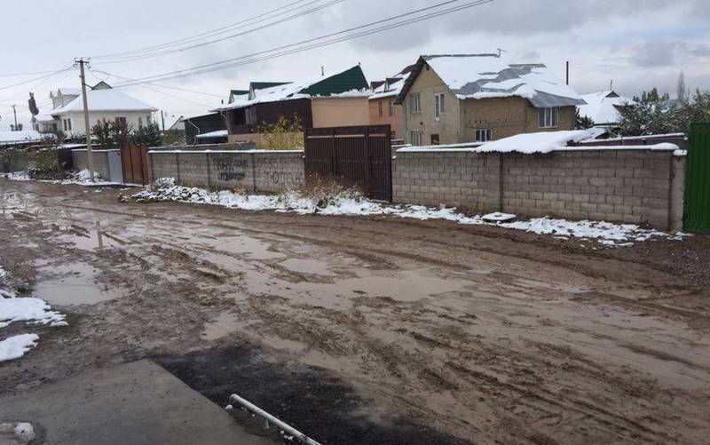 Дорога на улице Кара-Кужур в Арча-Бешике в ужасном состоянии