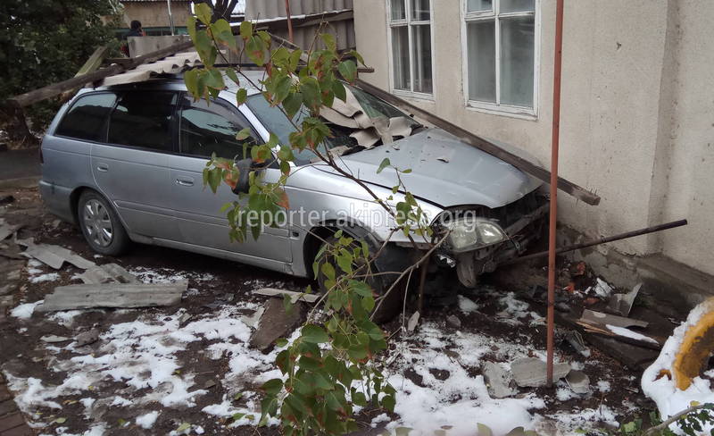 Фото — Машина пробила забор и врезалась в стену дома. Очередное ДТП на Орозбекова-Баялинова