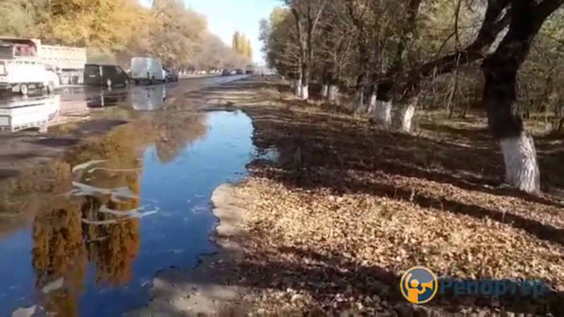 Утечка дизтоплива на центральной дороге села Киргшелк (видео)