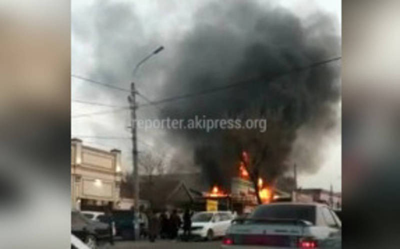 Видео — В Бишкеке произошел пожар в кафе «Ассорти»