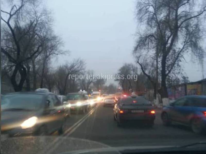 На ул.Кулиева перед ЖД переездом образовалась пробка (фото, видео)
