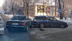 На Молодой Гвардии-Баялинова столкнулись 2 легковушки. Фото