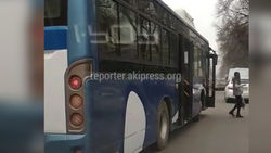 Автобус №35 высадил пассажиров на проезжей части (видео)