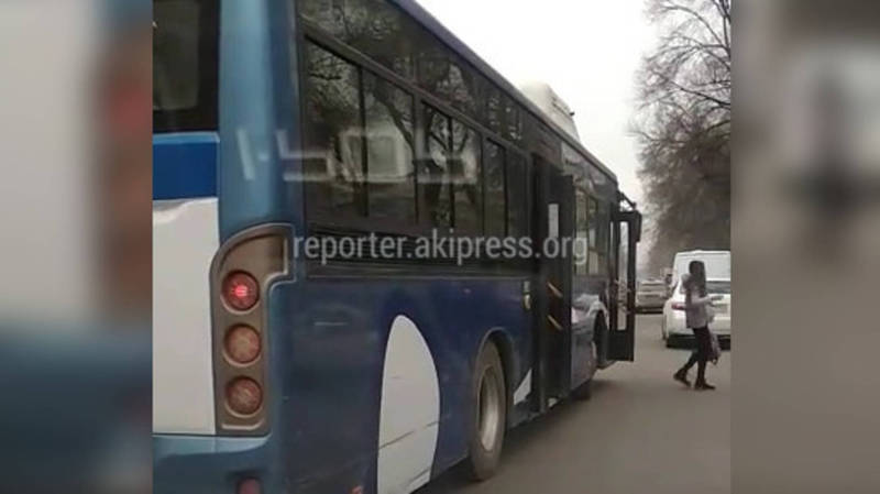 Автобус №35 высадил пассажиров на проезжей части (видео)