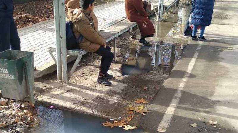 На ул.Абдыкадырова арычная вода топит остановку, - житель Оша (фото)