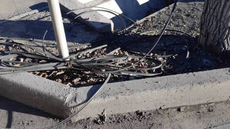 На ул.Суеркулова на земле лежат провода, идущие от столба (фото)