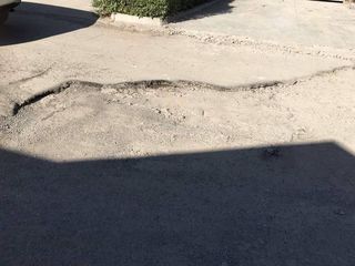 Перед домом №154 ул.Манаса дорожники вырыли яму и оставили как есть, - бишкекчанин (фото)