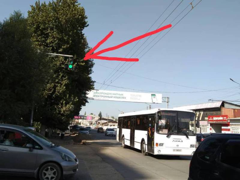 В Оше на пересечении Раззакова и Салиева неполадки светофора связаны с перепадом напряжения