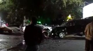 В центре Бишкека лоб в лоб врезались машины, на месте работали две бригады скорой помощи <i>(видео)</i>