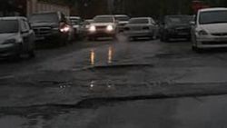 В Бишкеке на улице Толомуша Океева дорога находится в плачевном состоянии - горожанин (фото)
