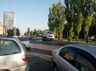 В Бишкеке на Южной магистрали водитель грузовика мыл машину на дороге, - читатель <i>(фото)</i>