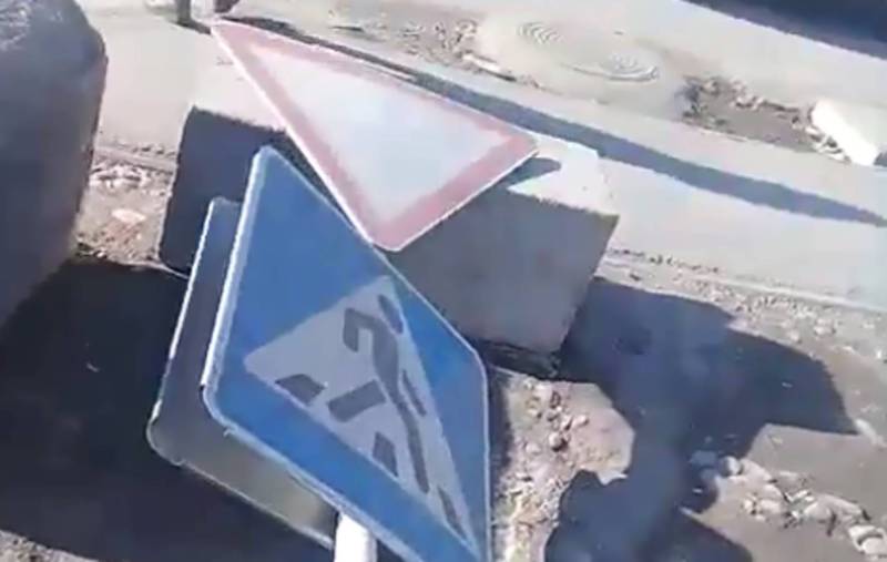 В жилмассиве Кара-Жыгач на пересечении Оберон – Ыссык-Кол лежит сломанный дорожный знак, - читатель (видео)