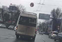 В Бишкеке на Чуй-Ибраимова водитель маршрутки повернул на запрещающий знак (видео)