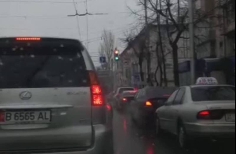 В Бишкеке на Манаса-Киевской не правильно работает светофор, - горожанин (видео)