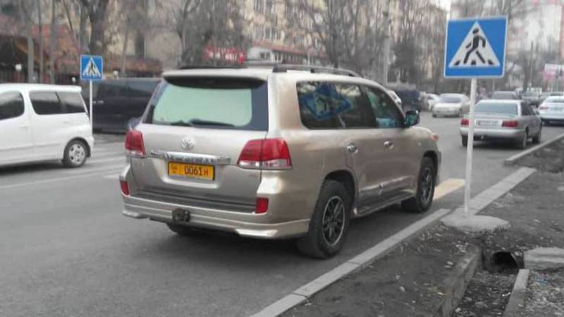В Бишкеке на ул.Уметалиева водитель «Тойоты» припарковался на пешеходном переходе, - житель (фото)