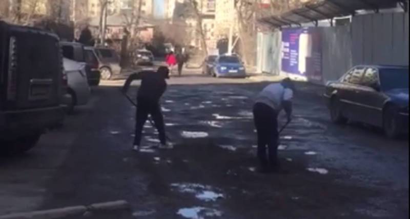 В Бишкеке на улице Орозбекова жильцы дома чинят дорогу сами (видео)