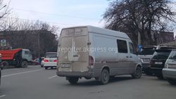 В Бишкеке на ул.Боконбаева водитель буса припарковался на проезжей части дороги (фото)