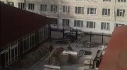 В Оше на ул.Абакир уулу Торобека во дворе домов №40Г и №31Б на месте детской площадки идет стройка (видео)