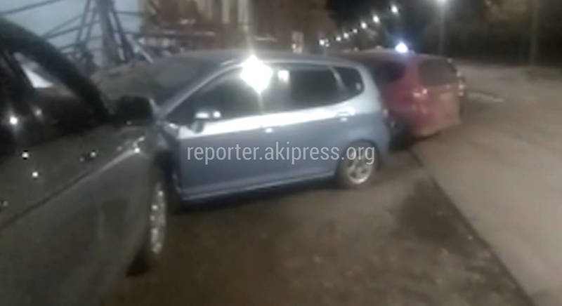 Видео — В Бишкеке «Хонда СРВ» въехал в «Хонда Фит» и протащил его несколько метров