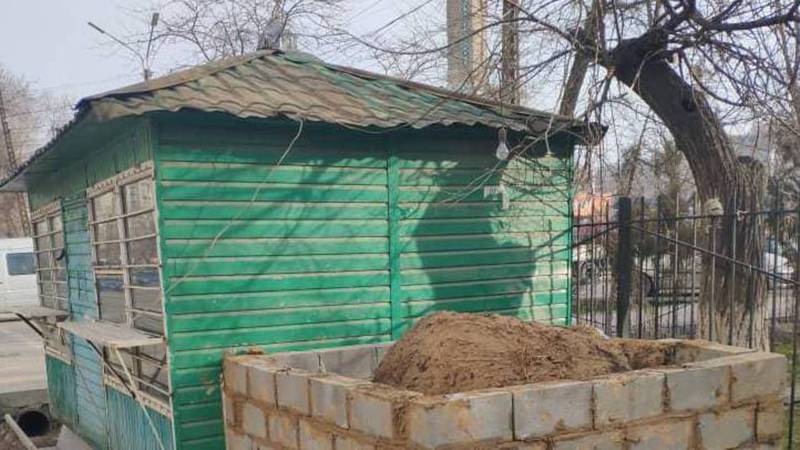 В Бишкеке на Московской-Гоголя поставили павильон и за ночь построили тандыр (видео и фото)