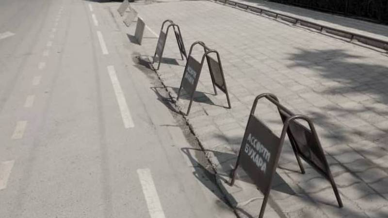 Бишкекчанин интересуется, законно ли кафе «Ассорти Бухара» огородило общественную парковку на ул.Ибраимова (фото)