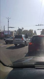 В Бишкеке пассажиры внедорожника высунулись из окон машины и фотографировались, - читатель <i>(фото)</i>