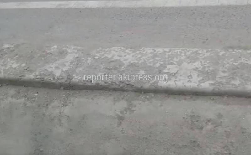 В Бишкеке на ул.Токтоналиева сыпятся бордюры у края дороги, - горожанин (видео)