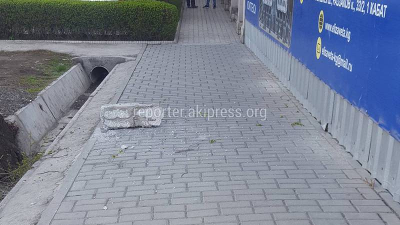 Со строящегося дома в Бишкеке на тротуар упал кусок бетона, чуть не задев девушку (фото)