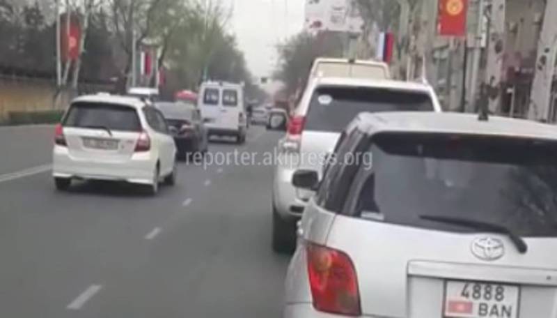 Бишкекчанин просит разрешить поворот со второй полосы на Манаса-Московская (видео)