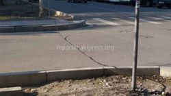В Бишкеке на Чокморова-Калыка Акиева лежит провод на проезжей части дороги