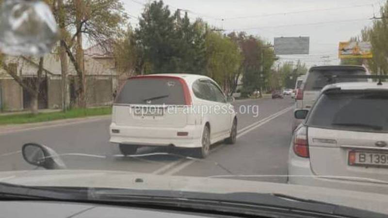 В Бишкеке на Ахунбаева-Юнусалиева водитель «Хонды» выехал на встречку (фото)