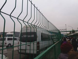 Ситуация на кыргызско-казахской границе: Утром на КПП «Ак-Жол Автодорожный» наблюдалось скопление людей <i>(фото)</i>