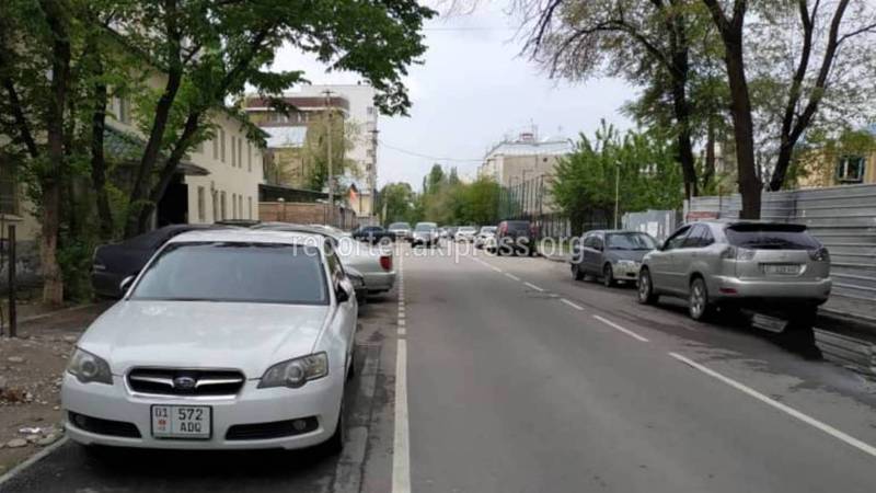 На улице Чокморова массовое нарушение правил парковки (видео)