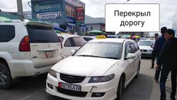 На Киевской возле Ошского рынка из-за парковки таксистов на проезжей части образуется пробка (фото)