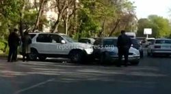 В Бишкеке на ул.Тыныстанова столкнулись «Хонда» и «Форд» <i>(видео)</i>