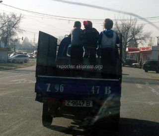 На улице Валиханова ехал «Хюндай Портер» с тремя детьми в кузове