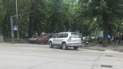 На Эркиндик-Киевской водитель «Тойоты» припарковался на проезжей части перекрестка (фото)