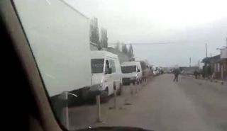 На пропускном пункте Чон-Капка в Таласской области днем наблюдалась очередь из грузовиков (видео)