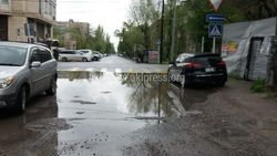 На Боконбаева-Калыка Акиева забор завалился в вырытую траншею и на дороге образуется большая лужа после дождя (фото)