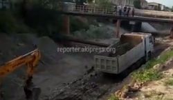 В Бишкеке на ремонт улиц берут грунт из городских рек, разрушая их, - бишкекчанин <i>(видео)</i>