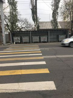На участке ул.Юнусалиева в Бишкеке пешеходный переход ведет к мусорным бакам, - читатель