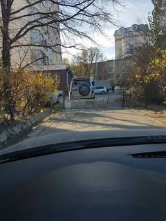 В Бишкеке двор дома №60 в 5 мкр перекрыт бетонным блоком, - читатель (фото)