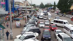 На ул.Курманжан Датка возле Аламединского рынка остановка превратилась в парковку (фото)