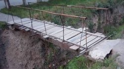В г. Токмок на ул. Ибраимова мосты через канал могут упасть (фото)