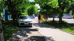 В Бишкеке на ул.Усенбаева №153 водитель «Тойоты» проехал по тротуару и припарковался на газоне (фото)