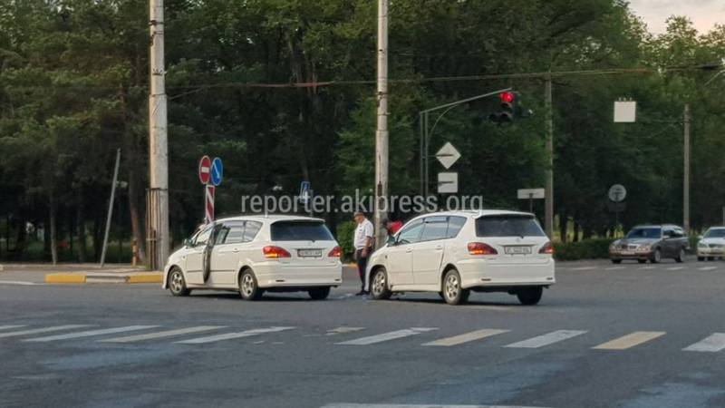 В Бишкеке на Масалиева–Байтик-Баатыра столкнулись две «Тойоты» (фото)